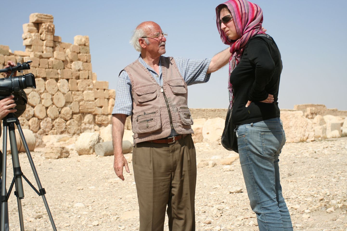 Artem Davidjantsi filmitegijast tütar Kristiina ja tõlk Abu Ahmad 2006. aastal Aleppos.