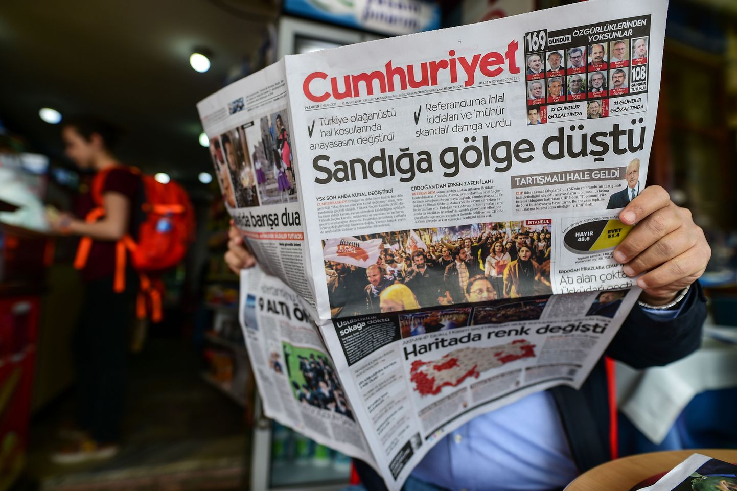 Türgi ajalehetoimetusele esitati süüdistus terrorismi mahitamises.