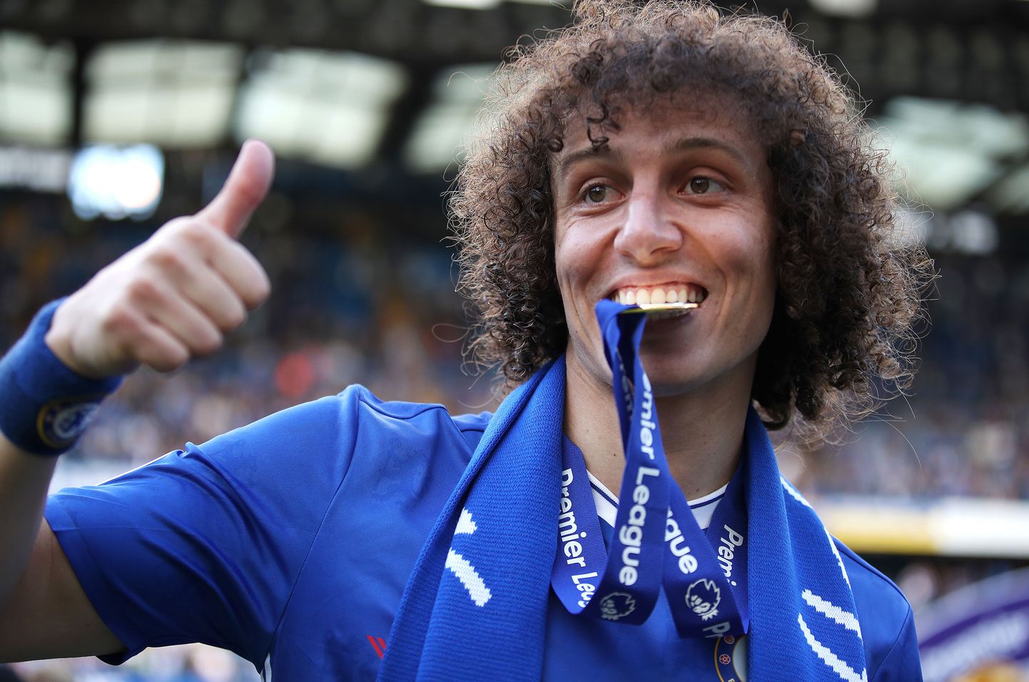 David Luiz rõõmustamas Premier League'i esikoha üle.