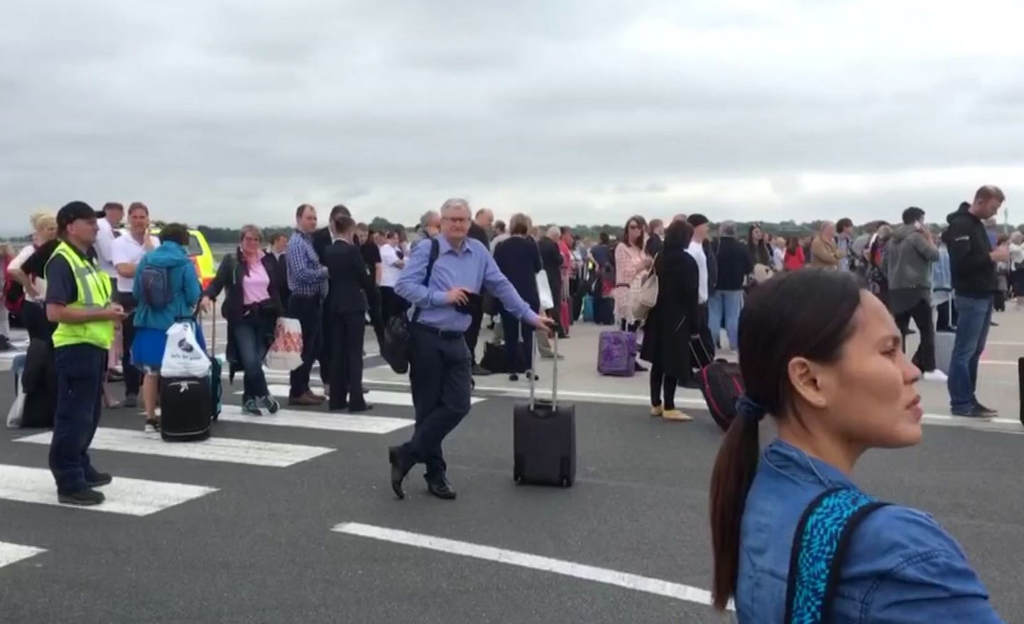 Manchesteri lennujaamast evakueeritud reisijad.