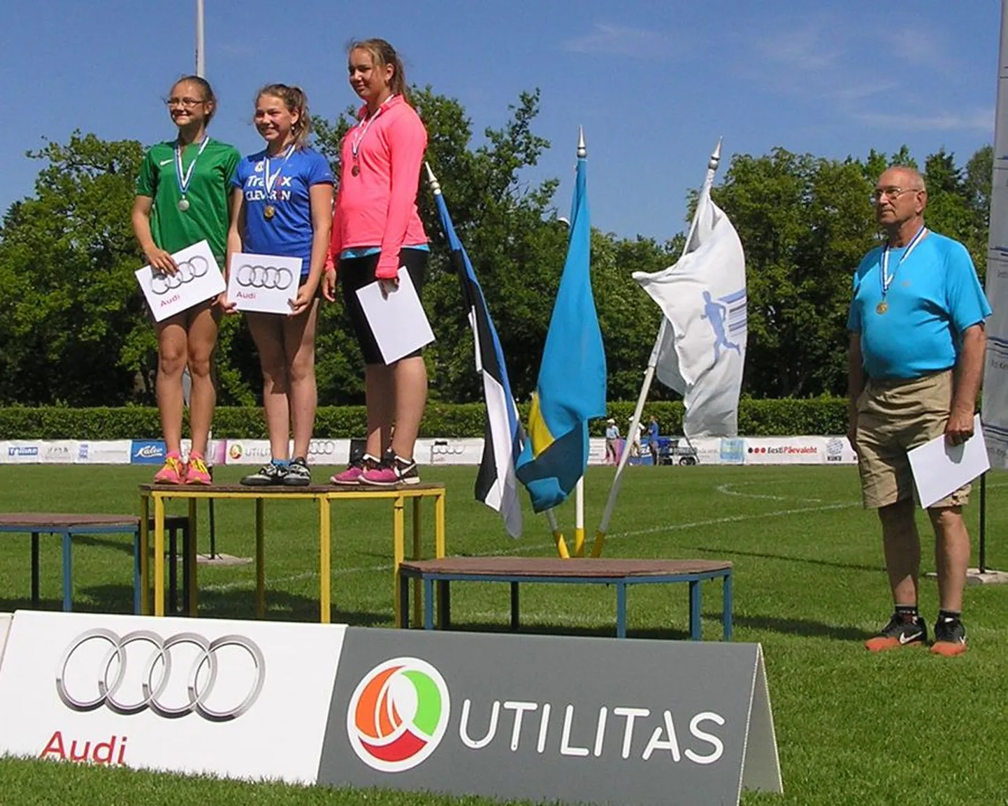 Viljandi tunnustatud treeneril ja maakonna suurima kergejõustikuklubi eestvedajal Tiit Arul oli Rakveres põhjust rõõmu tunda: tema juhendatav 12-aastane Kelly Heinpõld võitis vasaraheite võistluse Eesti alla 15-aastaste neidude rekordiga.