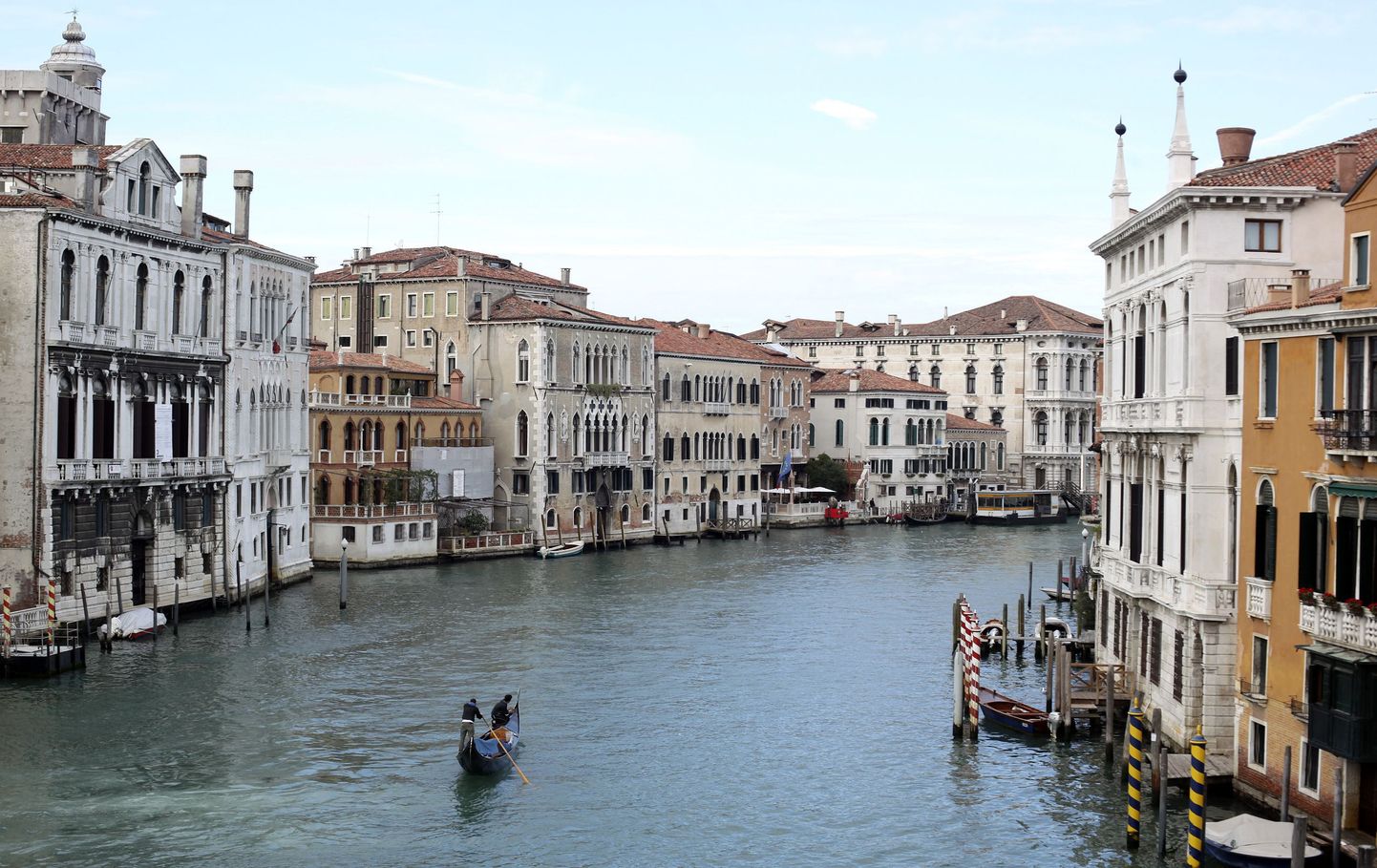 Большой канал Венеции в период небольшого количества туристов.