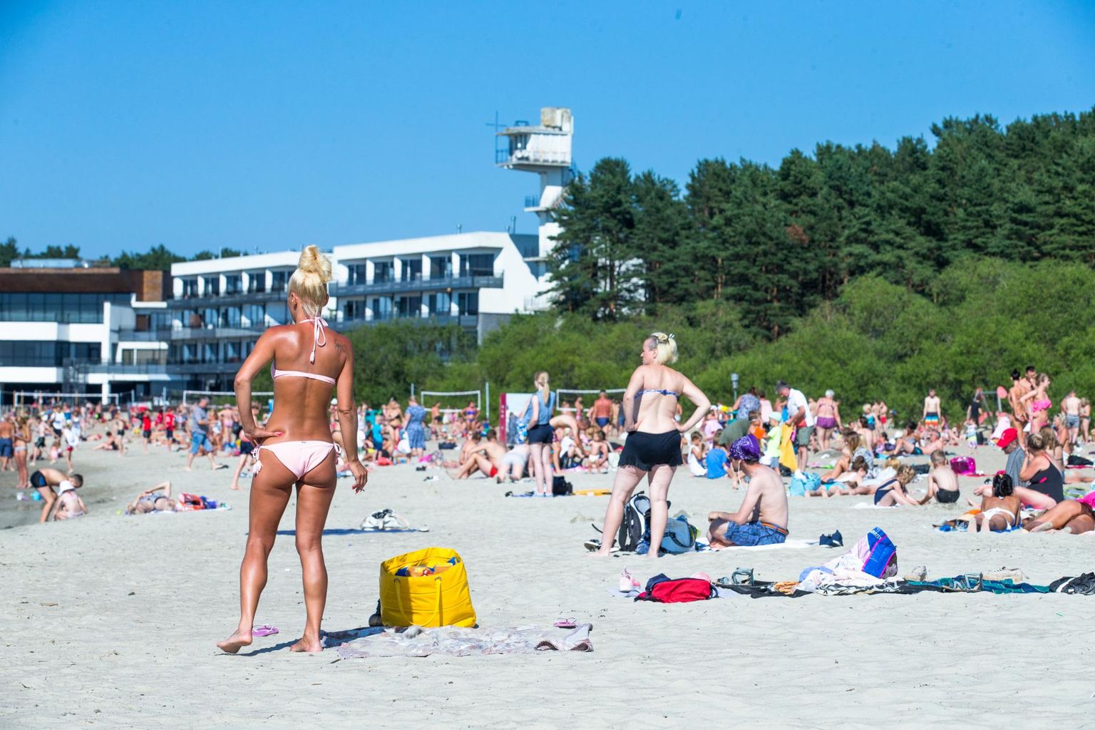 Suvitajad päevitamas mullu kauni juuli keskel Pirita rannas.