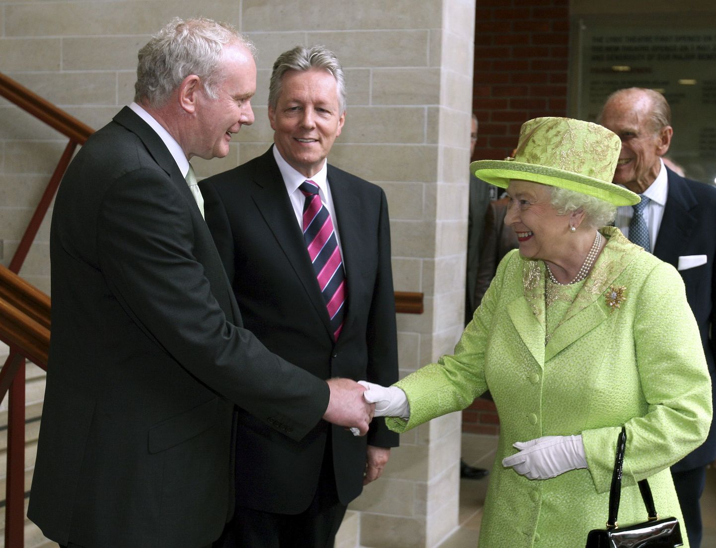 Vasakul IRA endine komandör Martin McGuiness, paremal kuninganna Elizabeth II
