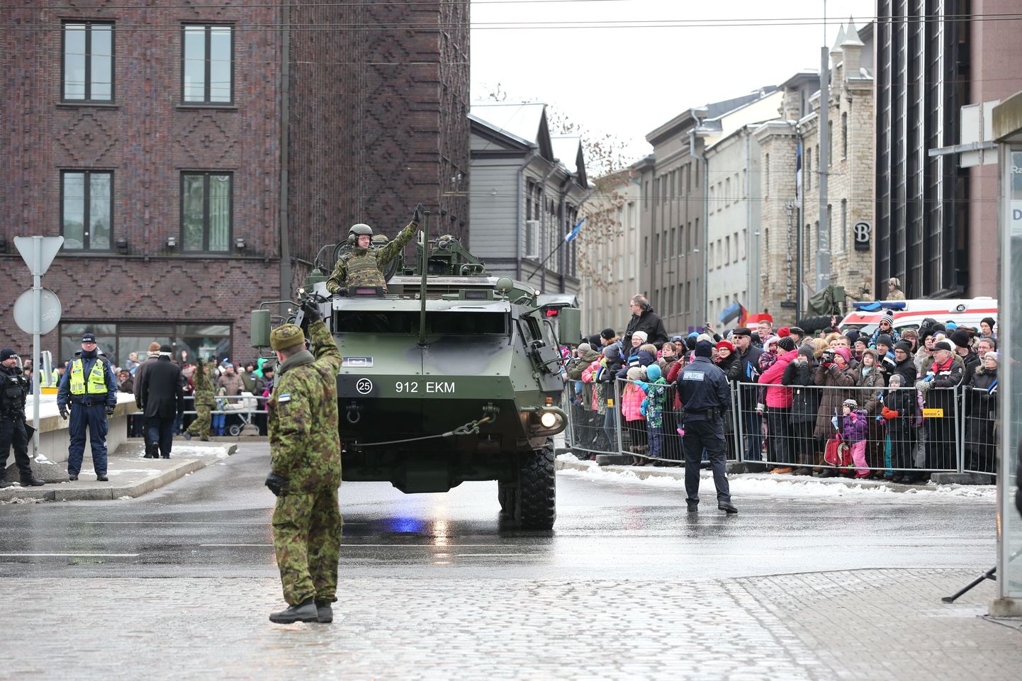 Kaitsejõudude paraad Tallinnas Vabaduse väljakul.