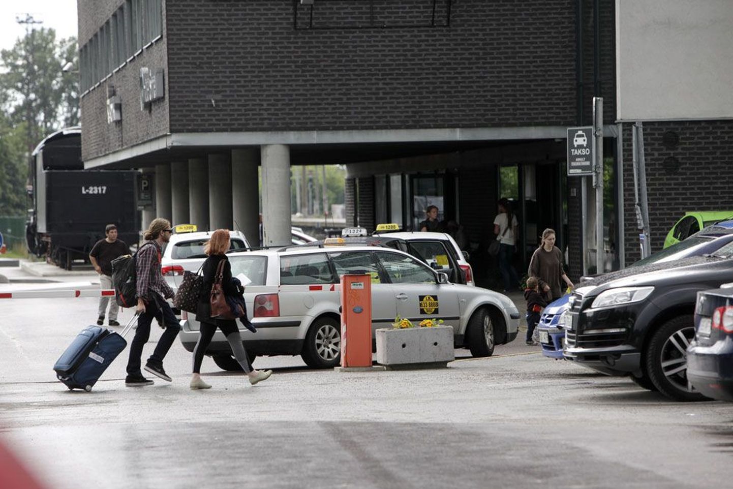 Корреспондент Рostimees прибыл на Балтийский вокзал в надежде обнаружить такси фирмы OÜ Traffic Оil, но на стоянке около вокзала в это время машин этой фирмы не было.