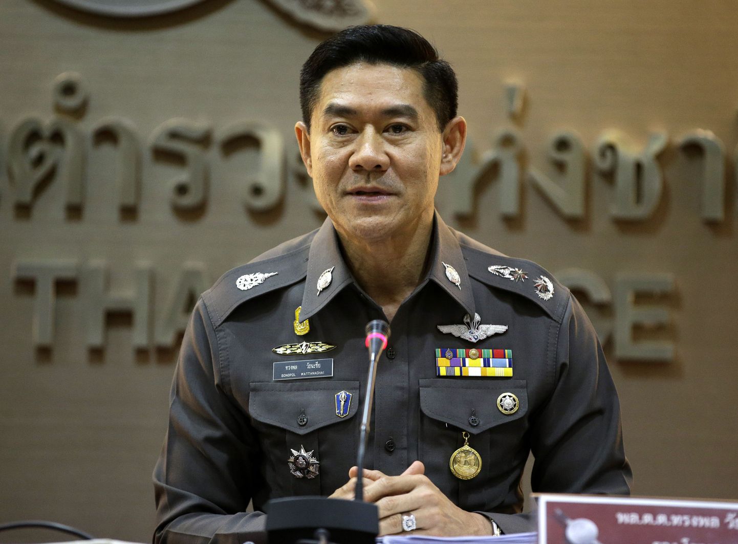 Tai politseijõudude esindaja kolonel Songpol Wattanachai pressikonverentsil Bangkokis.