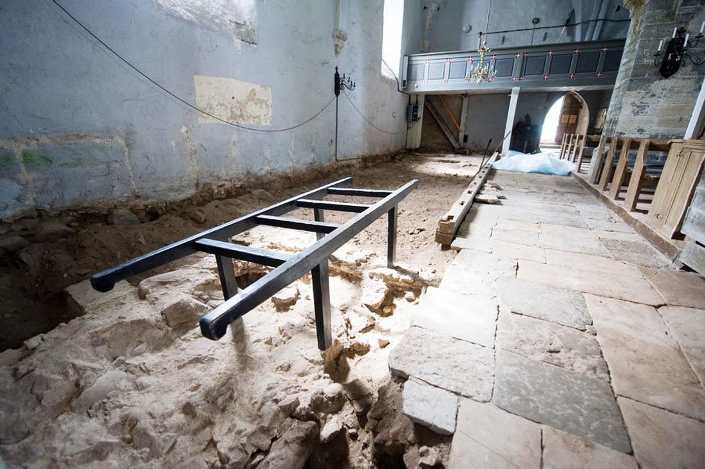 Lääne-Harjumaal Risti kirikus tuli paekividest laotud põranda ülesvõtmise käigus välja tuhatkond keskaegset münti. Täna hakatakse keskaegset põrandat uuesti kinni katma.