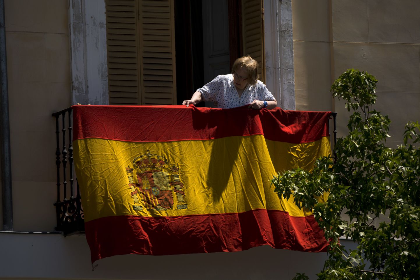 Hispaania lipp Madridi elaniku kodu rõdul.