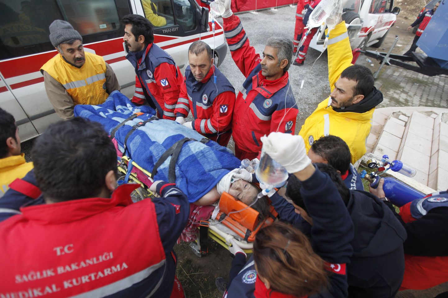Päästjad toimetamas Gozde Baharit haiglasse.