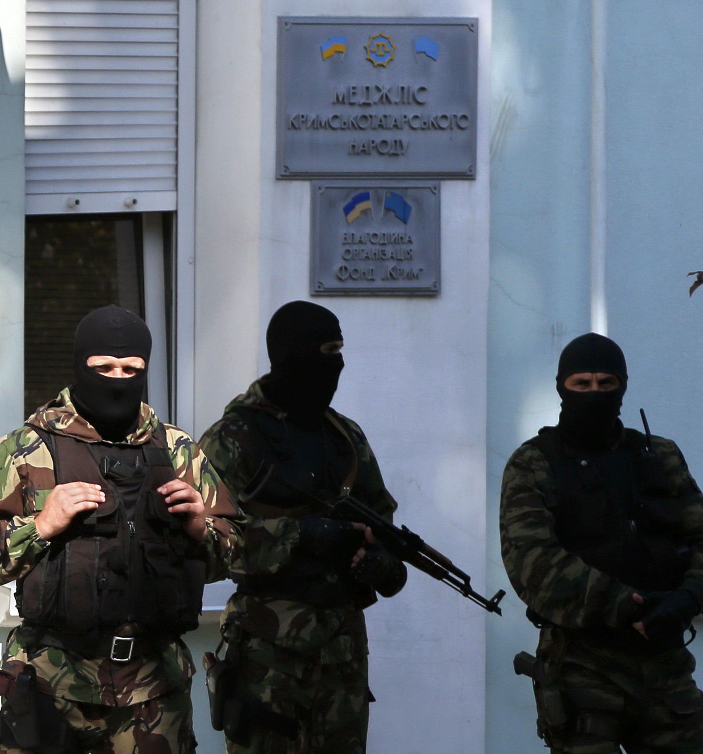 Relvastatud isikud krimmitatarlaste assambleehoone ees.