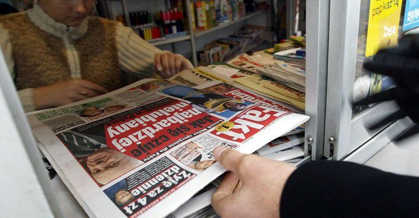 Poolakas putkast päevalehte «Fakt» ostmas.