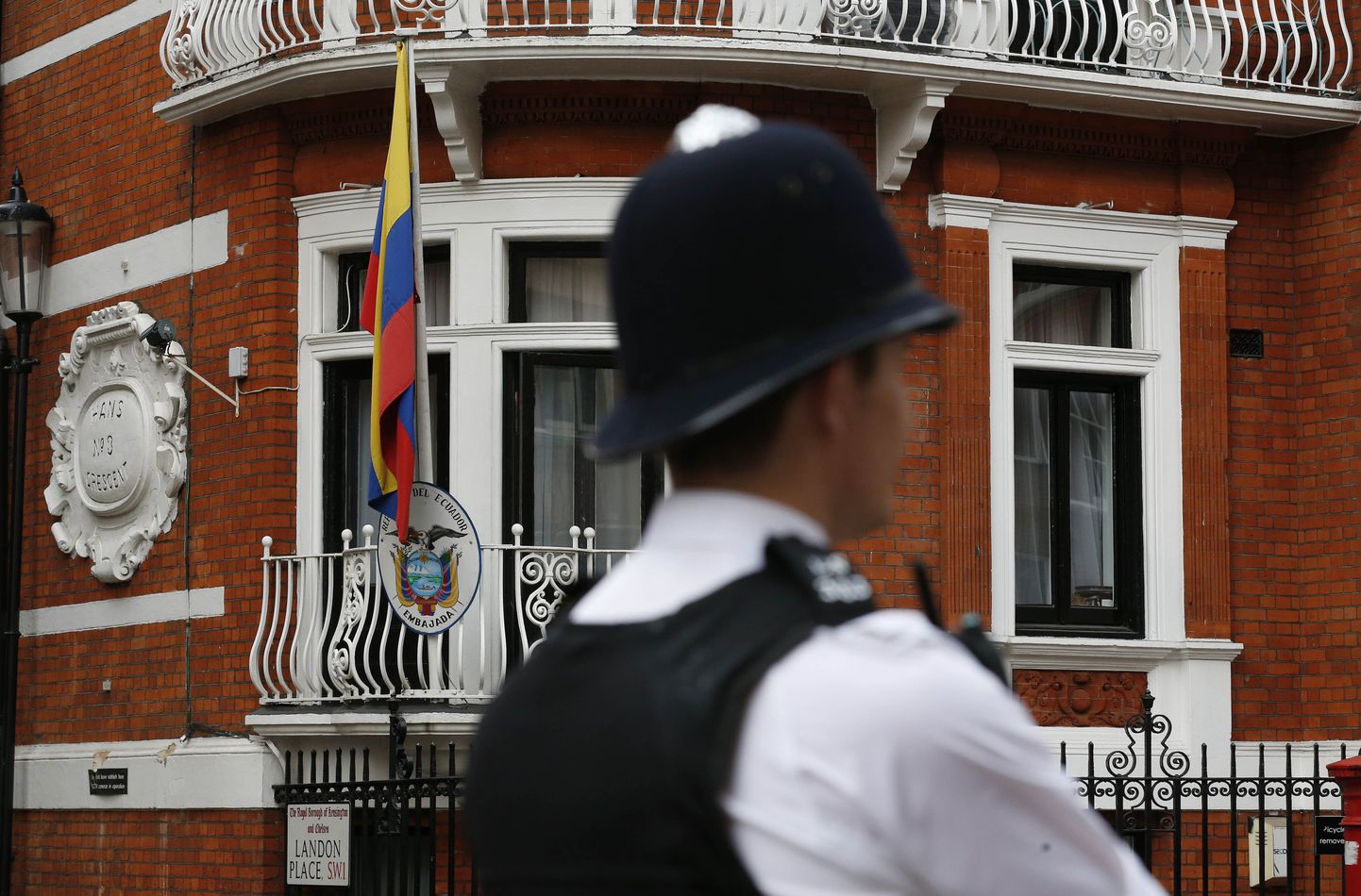 Briti politseinik peab valvet Londonis asuva Ecuadori saatkonna ees. Hoones redutab WikiLeaksi asutaja Julian Assange.