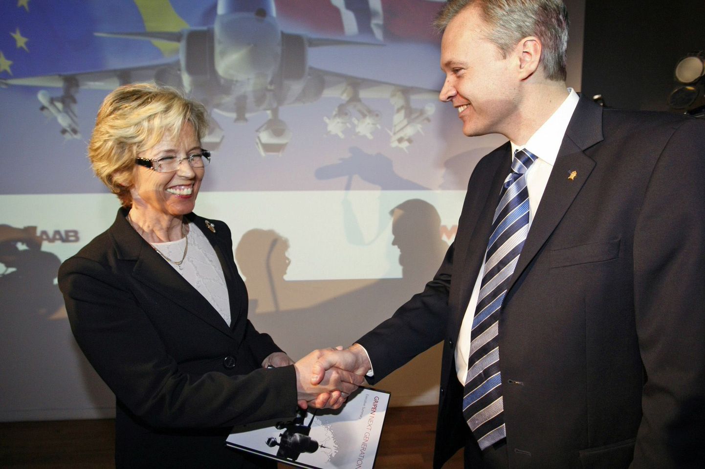 Norra kaitseminister Anne-Grete Strøm-Erichsen koos Rootsi kolleegi Sten Tolgforsiga 2008. aastal.