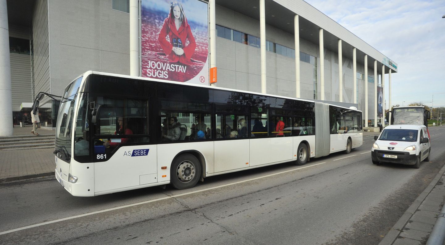 Tartu linnas sõidab ringi valget värvi Sebe kirjadega buss.