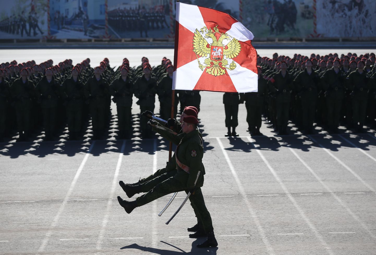 Vene sõdurid harjutamas 9. mai paraadiks