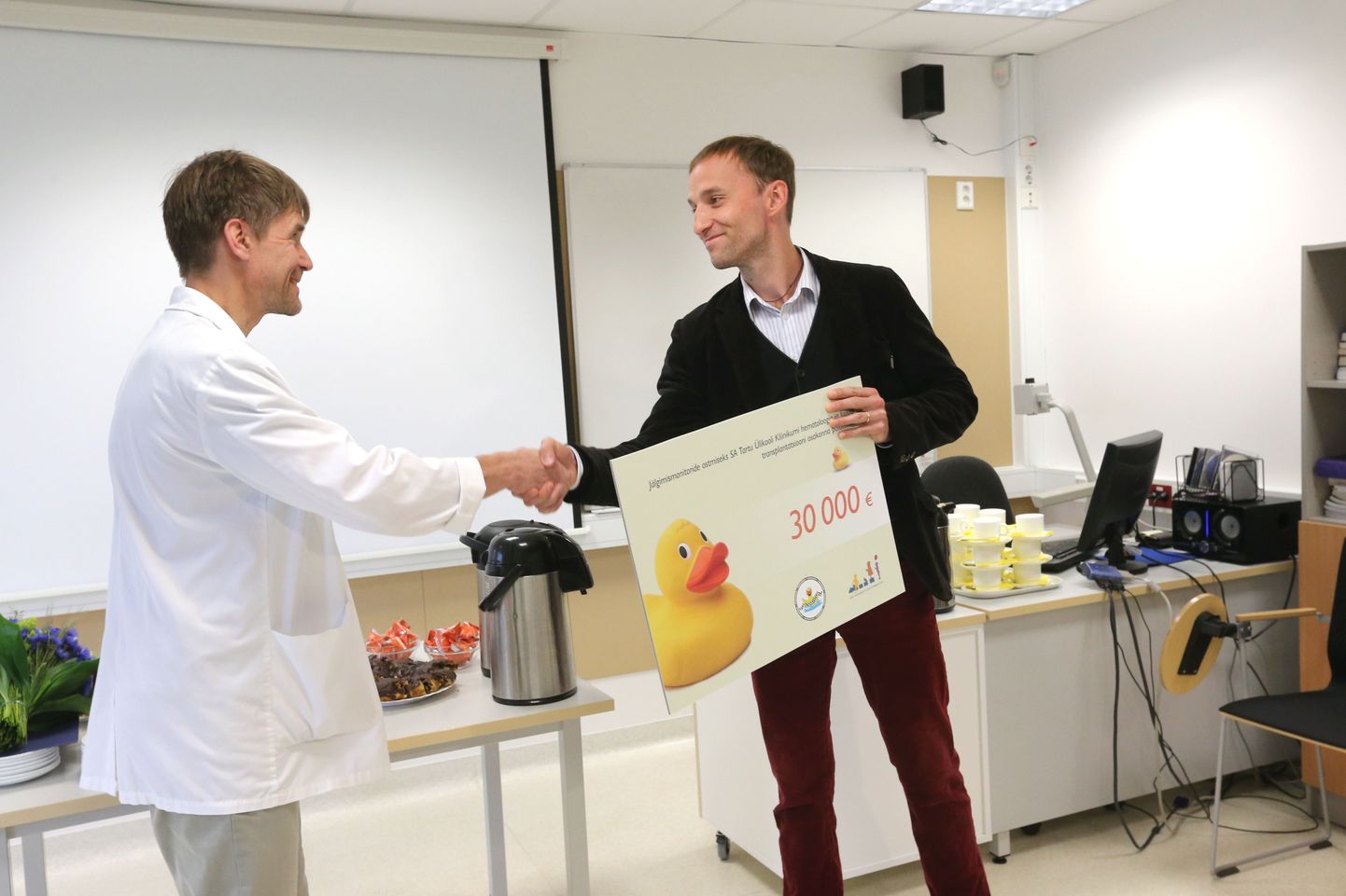 Märt Avandi annab TÜ Kliinikumi hematoloogia ja luuüdi transplantatsiooni osakonnale üle Pardirallil kogutud 30 000 eurot  jälgimismonitoride ostmiseks.
Tśeki võtab vastu dr Ain Kaare (vasakul).