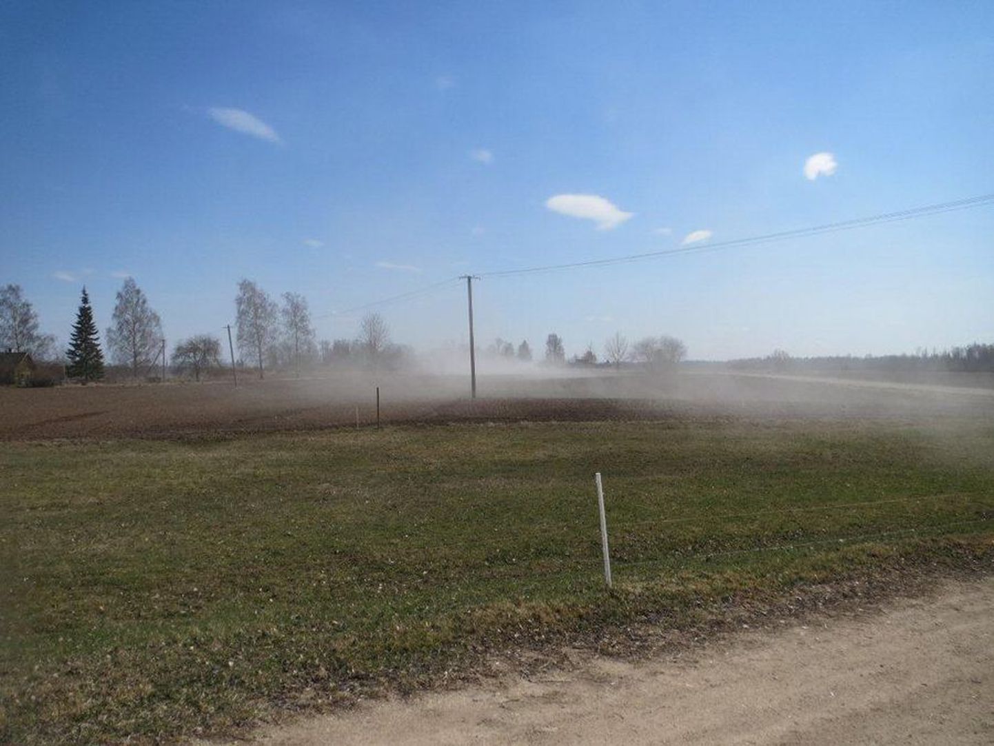 Vissuvere ja Järtsaare elanikud peavad igal soojemal suvepäeval taluma tolmu nii kodus kui põldudel.