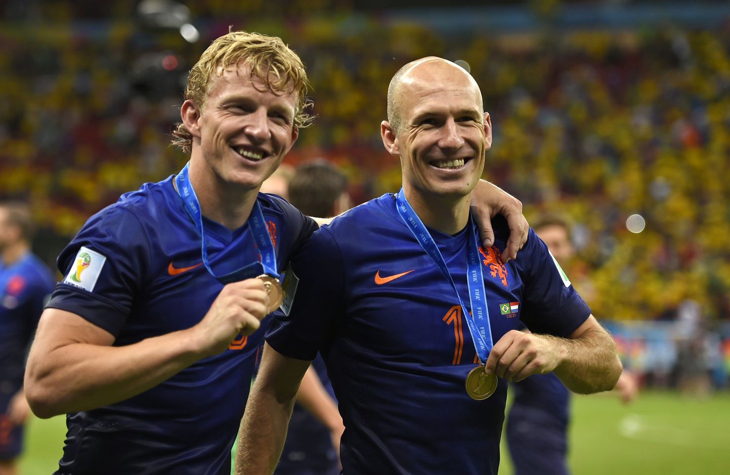 Dirk Kuyt (vasakul) Hollandi koondise särgis. Paremal Arjen Robben