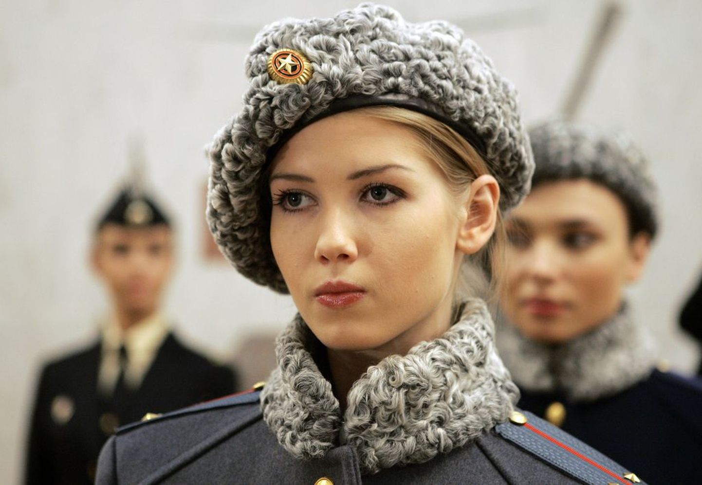 Vene naissõdurid saavad endale peened lambavillased mütsid ja kraed..