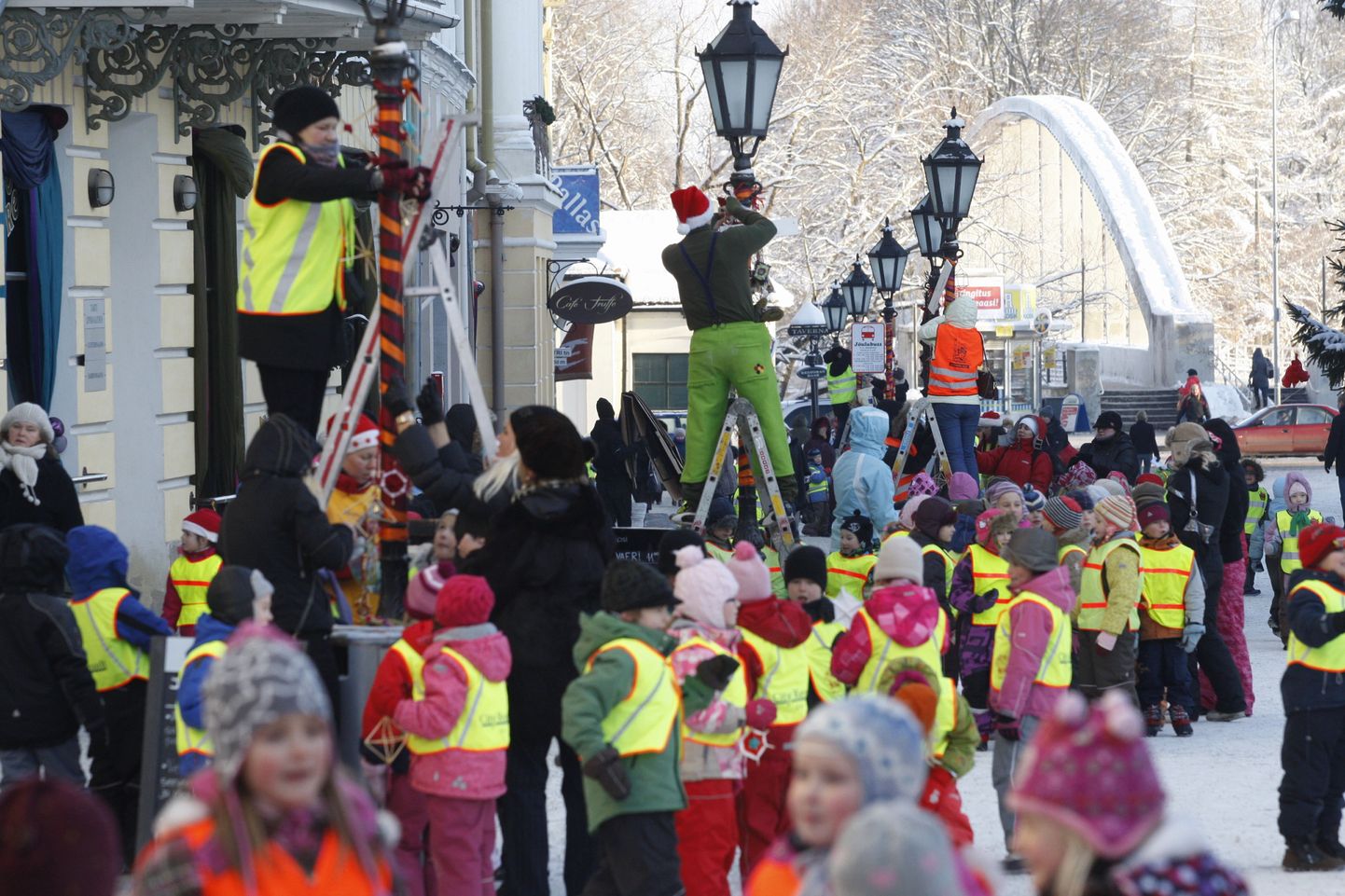 Need Tartu lasteaialapsed, kes Raekoja platsi jõuluks ehtisid, on õnnelikud.