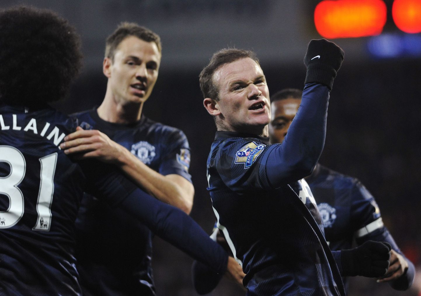 Wayne Rooney (paremal) meeskonnakaaslastega väravat tähistamas.
