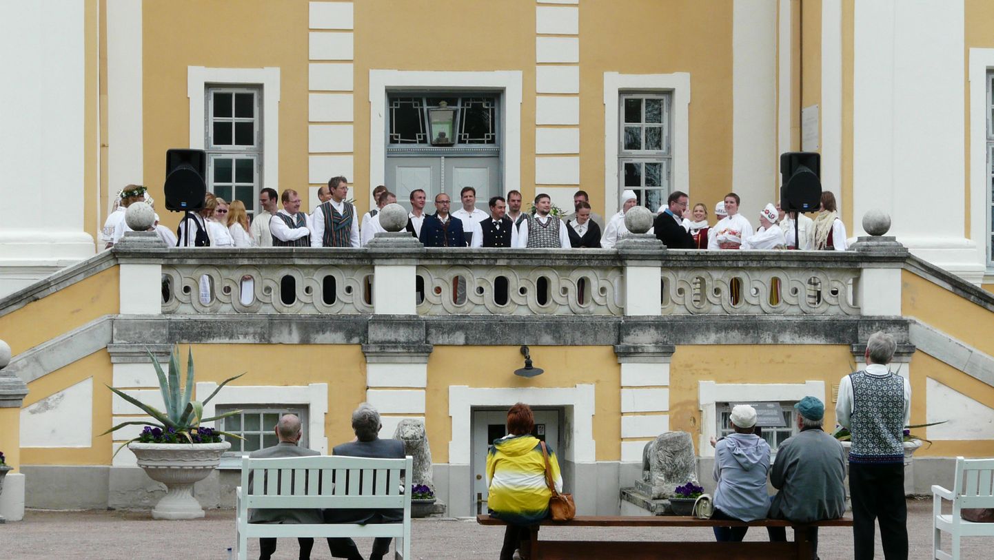 Kuusalu-Kolga ja Tallinna Kammerkoor Lahemaa sünnipäeval Palmse mõisa härrastemaja trepil.