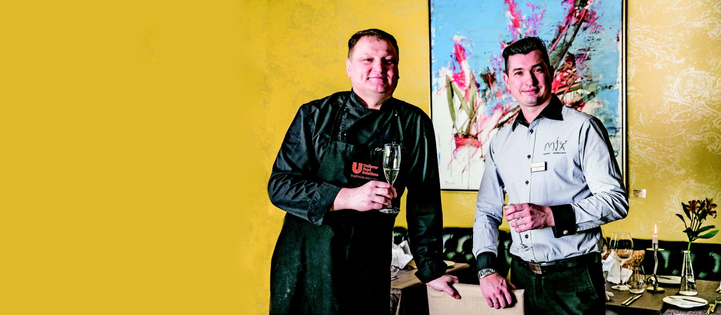 Шеф-повар Владимир Ильин и сомелье Максим Рындин поднимают бокалы за процветание своего заведения.