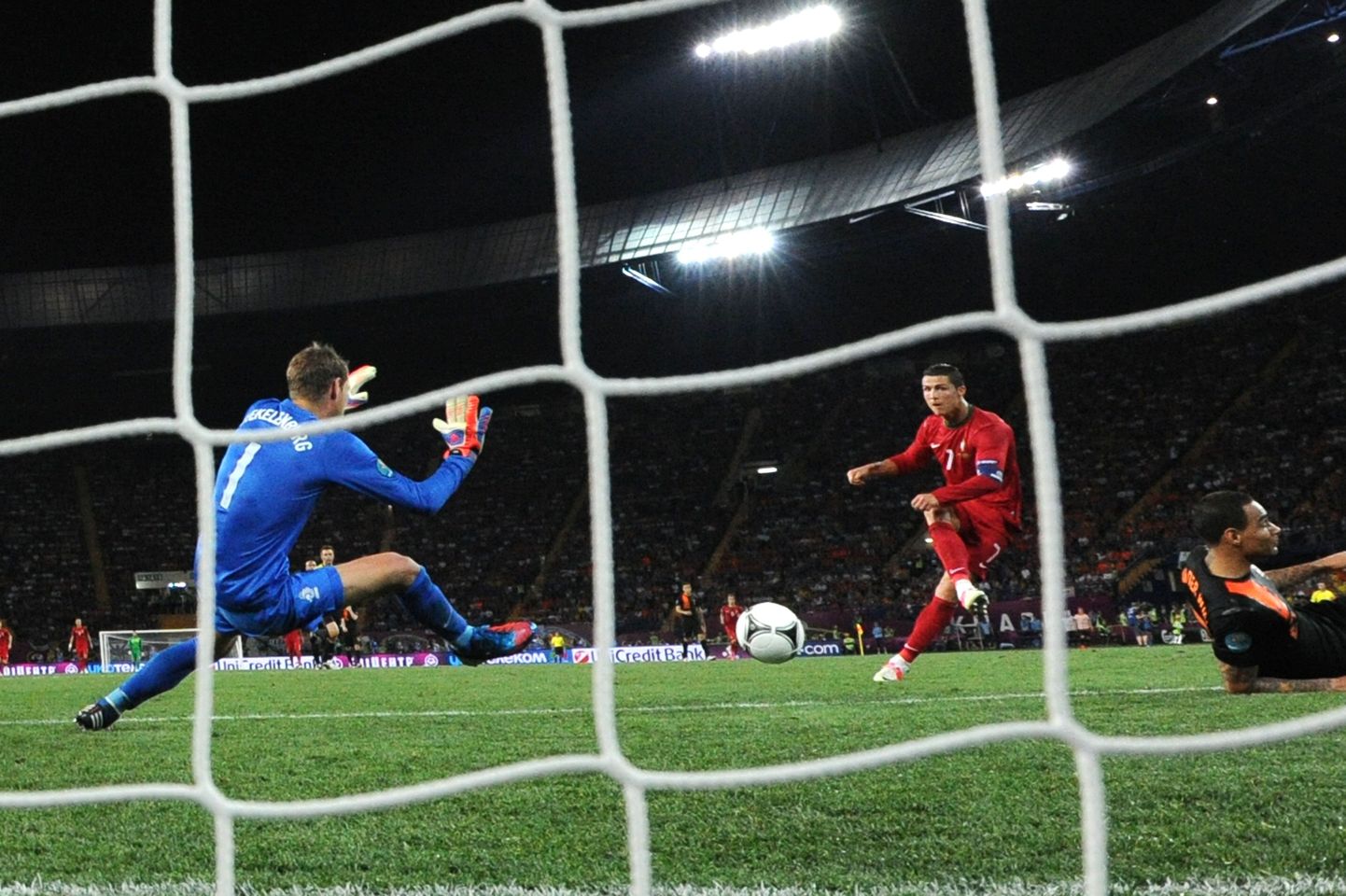 Portugali ründaja Cristiano Ronaldo Hollandile väravat löömas