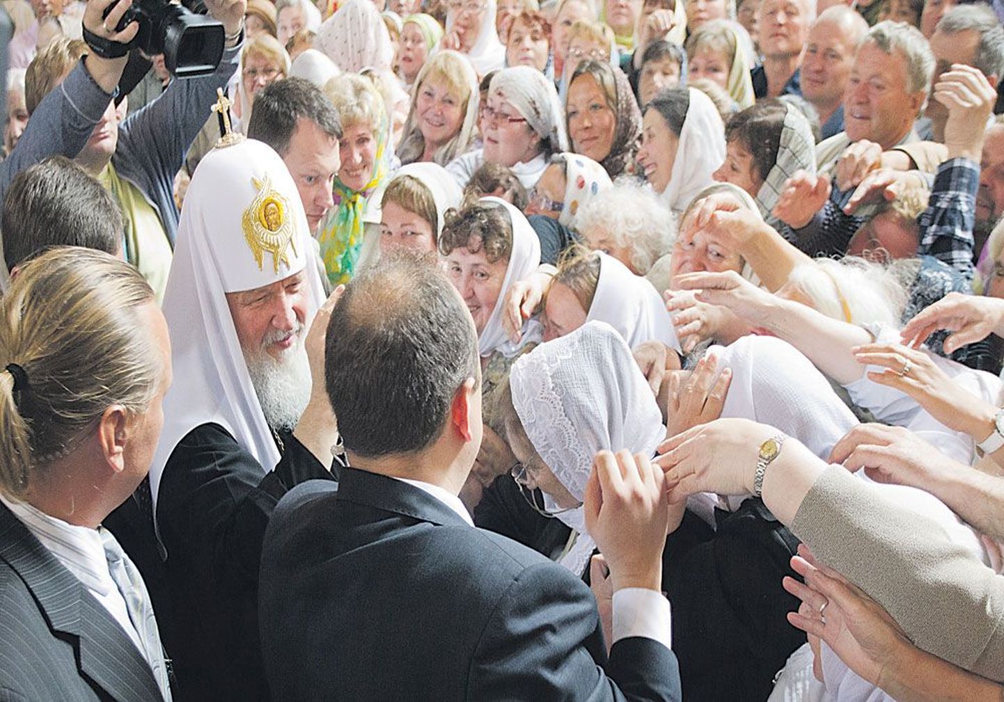 После богослужения в храме Александра Невского сотни людей желали получить от патриарха Кирилла благословение.