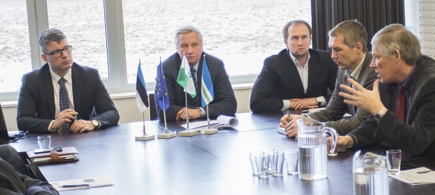 Riigihalduse minister Mihhail Korb (vasakul) kohtus Sõmeru keskusehoones omavalitsusjuhtidega.