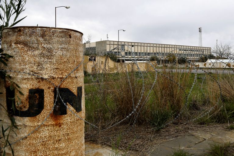Nikosia lennujaam asub lõhestatud saareriigis ÜRO kontrollitud puhvertsoonis ning osa selle hoonetest on ÜRO rahuvalvevägede kasutuses. Foto: AP/SCANPIX