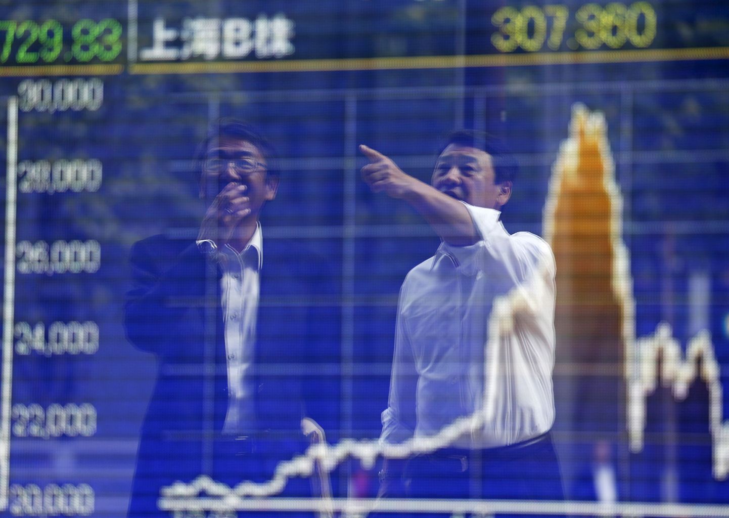 Tokio ärimehed vaatavad ekraanilt Shanghai börsi indeksi viimase aja graafikut.