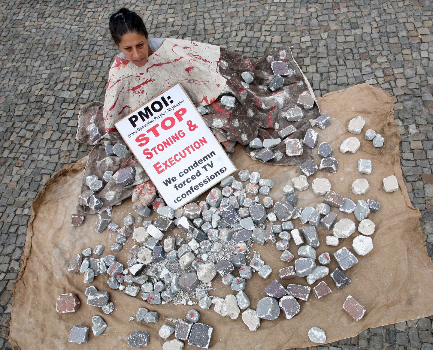Naine Berliinis protestimas Iraani praktika vastu loopida abielurikkujad kividega surnuks.