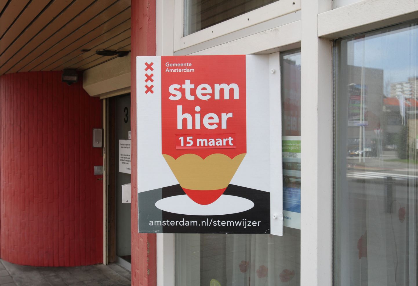 Valimisjaoskonna plakat Hollandis Amsterdamis.