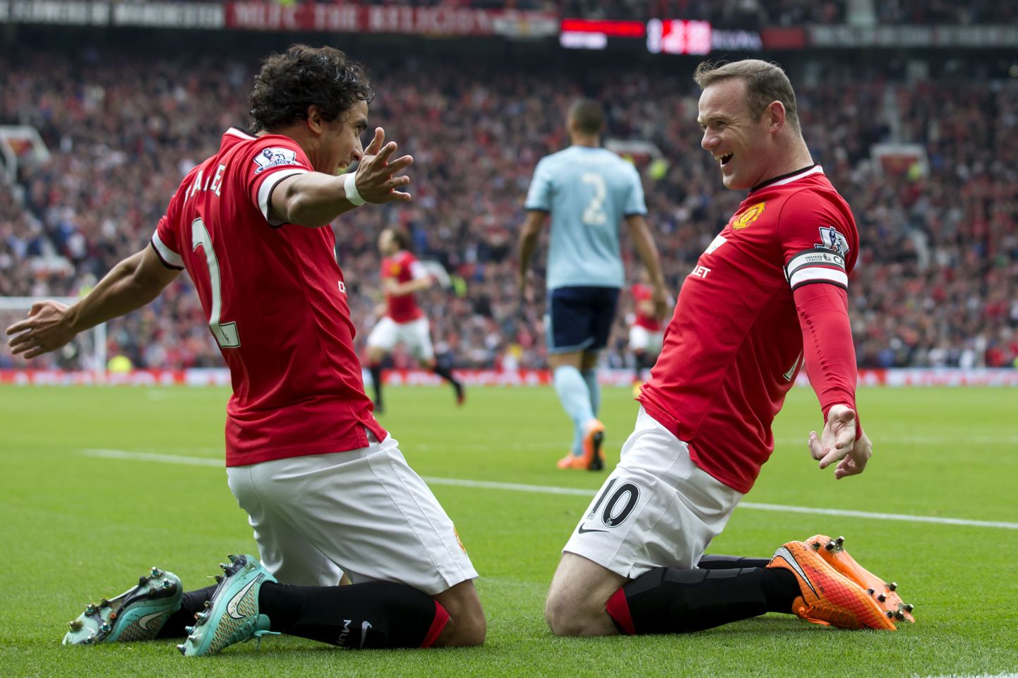 ManU kapten Wayne Rooney (paremal) sai koos Rafaeliga tähistada küll kohtumise avavärava löömist, kuid punase kaardi tõttu pidi ta siiski enneaegselt väljakult lahkuma.