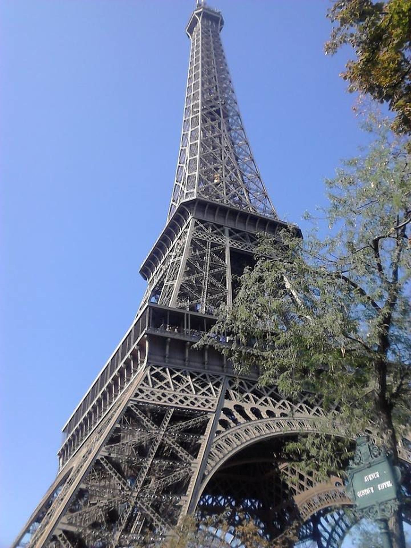 Muu hulgas käisid Singli inimesed vaatamas Eiffeli torni.