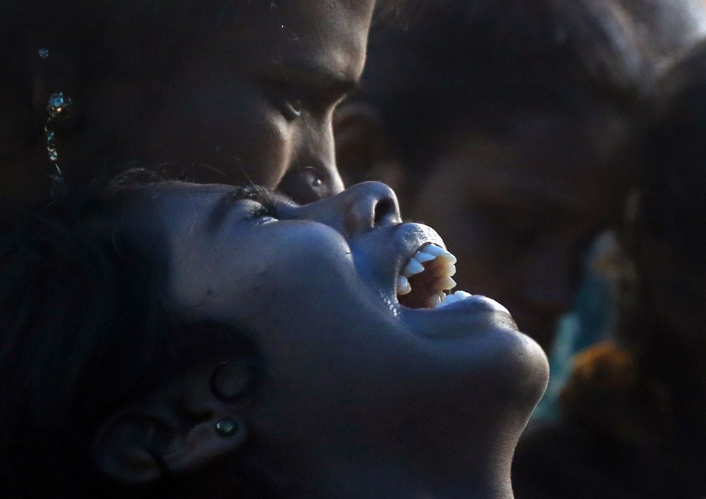 India naine nutab taga perekonna liiget, kes suri puskarist tingitud mürgistusse.