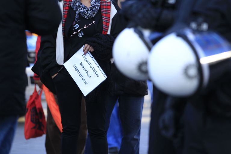 «Valetavad poliitikud vajavad valetavat pressi» seisab plakatil PEGIDA poolehoidja käes.