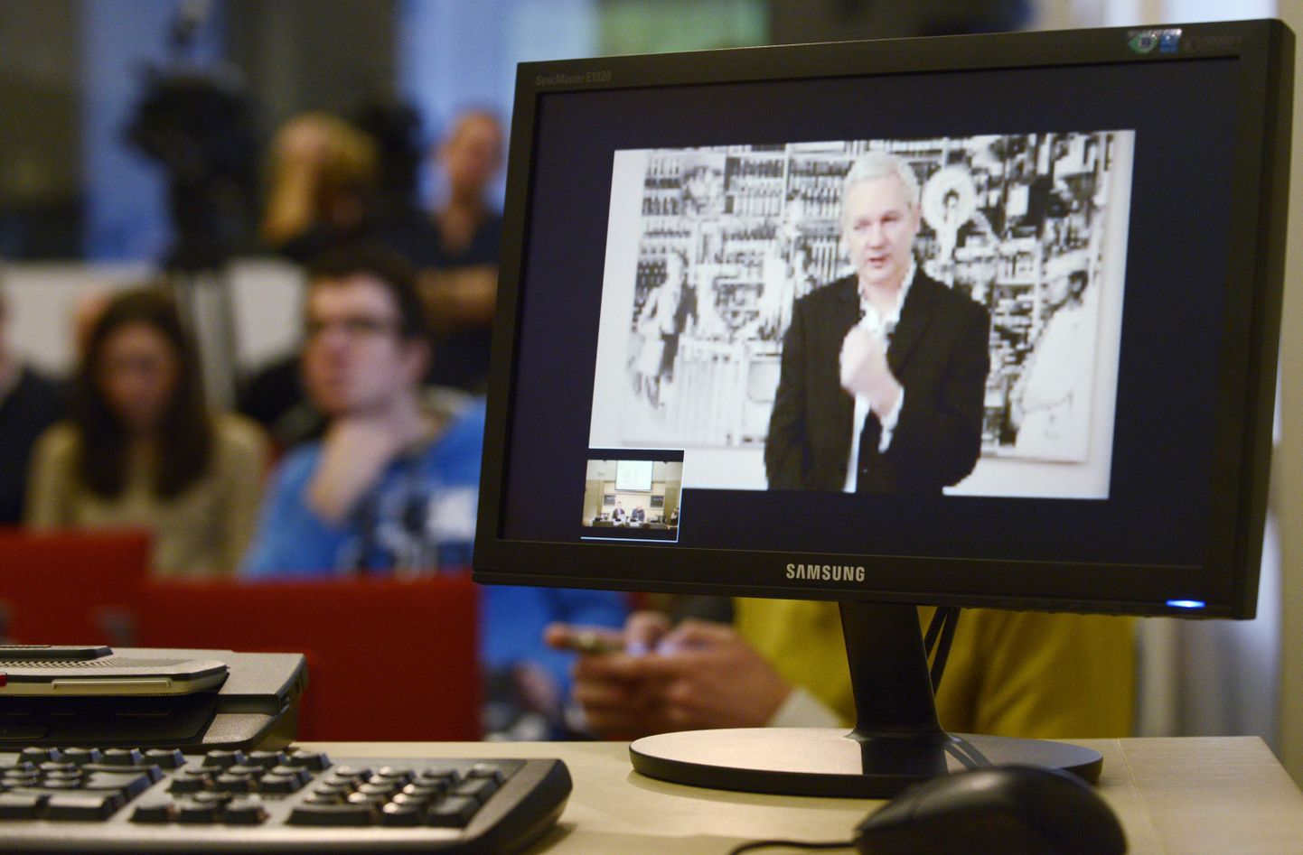 Ecuadori saatkonnas redutava Julian Assange'i videokonverents.