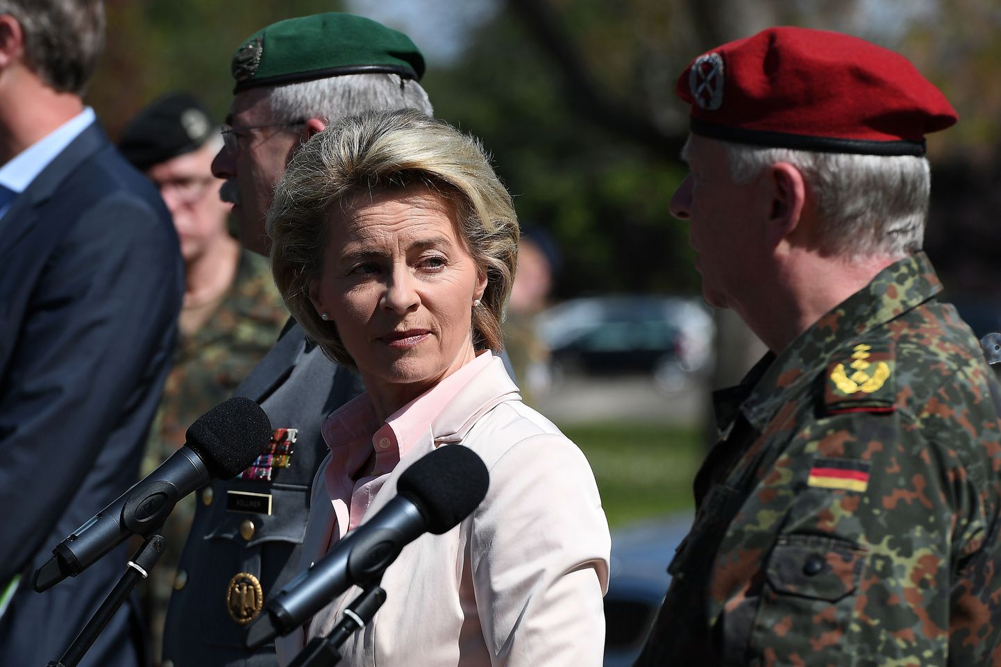 Saksa kaitseminister Ursula von der Leyen Illkirchi baasis. Skandaal on pannud kaitseministri piinlikku olukorda.