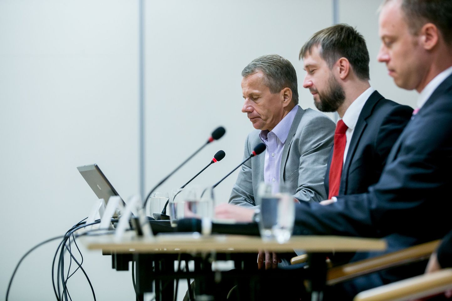 Андрус Сяэлик (в центре) на презентации экономического прогноза.