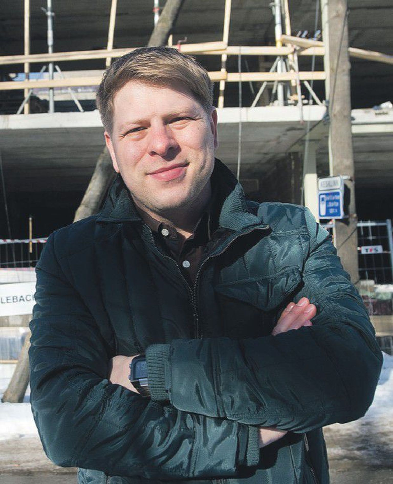 Uus Maa Kinnisvarabüroo elamispindade tegevjuht ja kutseline maakler Elari Tamm tutvustas Postimehele eelmisel nädalal Tallinnas Kassisabas asuvat ehitusjärgus elamut, kuhu ta soovitab korteri soetada just nimelt pikaaegse investeerimise ja üüritulu teenimise eesmärgil.