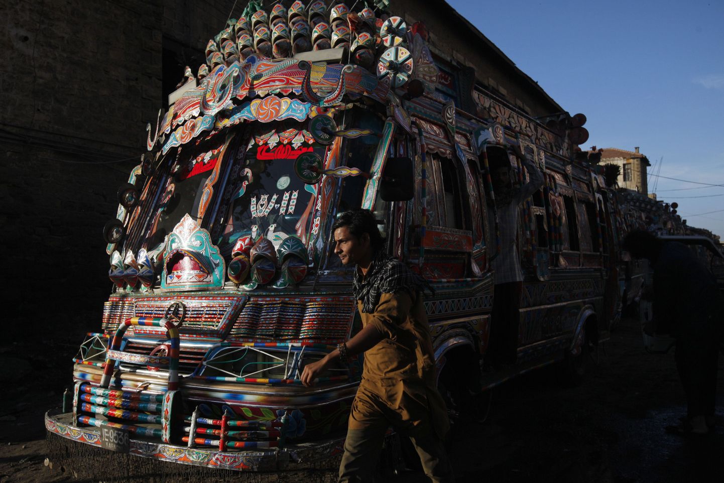 Kaunistatud buss Karachis. Ühte tavalisse bussi mahutatakse suure asustustihedusega linnas tavaliselt väga palju inimesi.