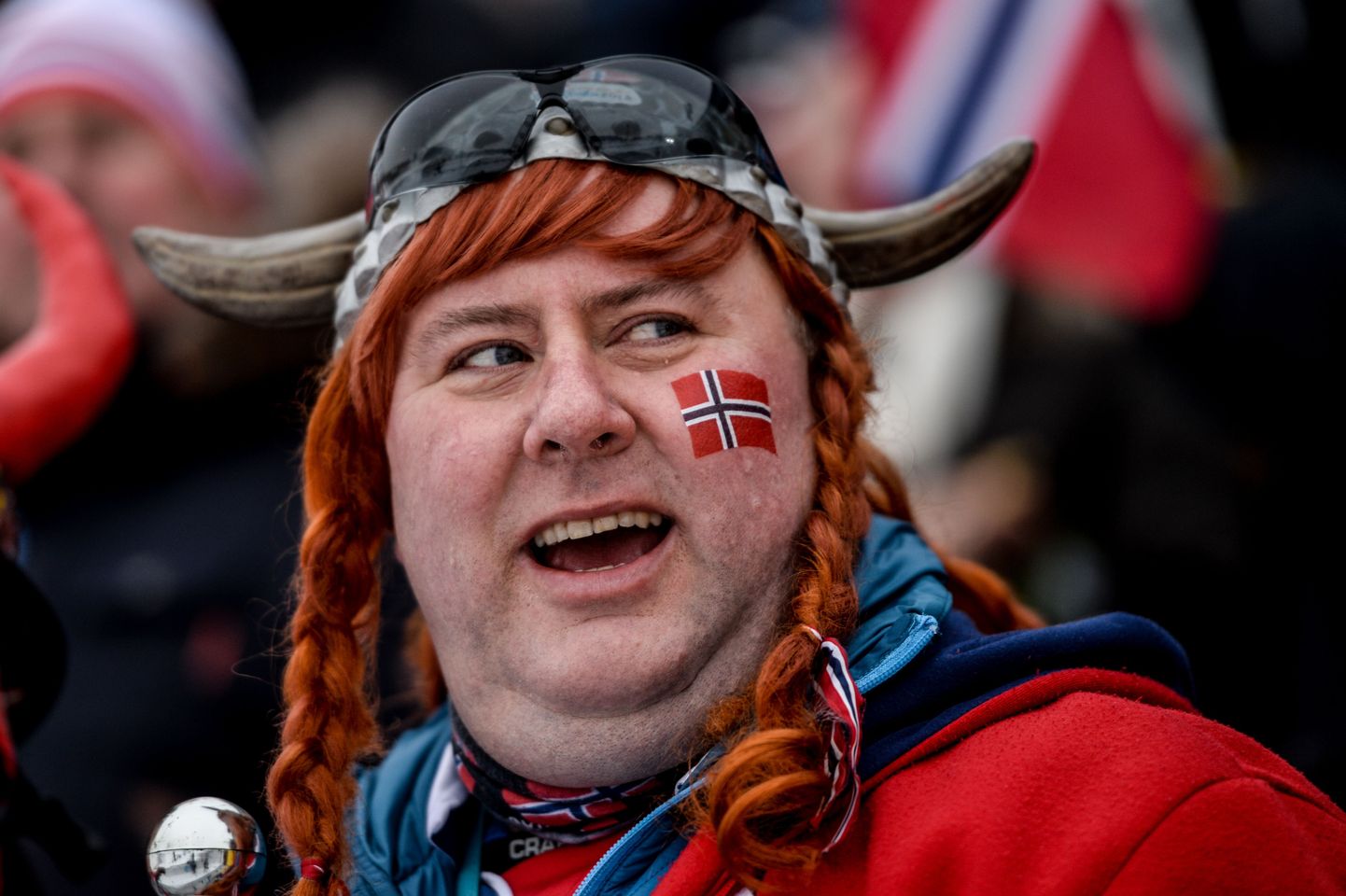 Norrakast spordifänn, kelle näole on joonistatud Norra lipp