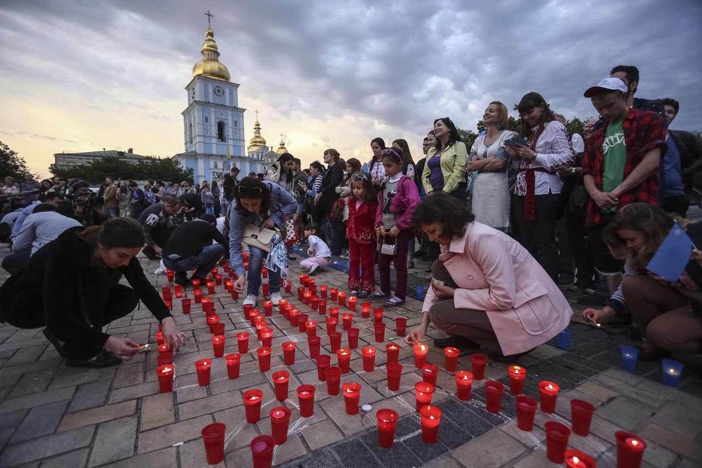 Küüditatud krimmitatarlaste mälestuseks süüdati eile Kiievis küünlaid.