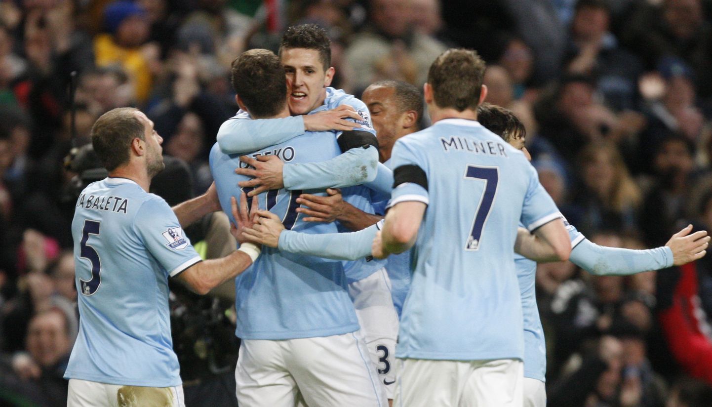 Manchester City mängijad väravat tähistamas