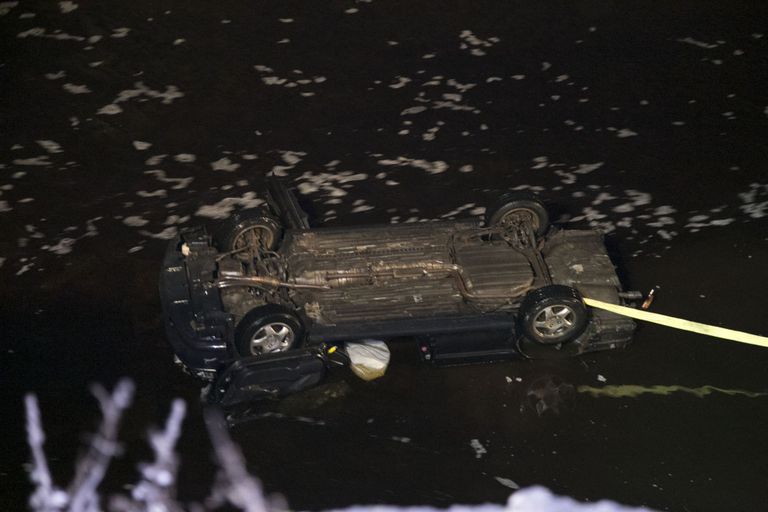29. detsembri pärastlõunal avastas juhuslik möödakäija, et Jägala joa all jões ulbib auto, kohe asuti otsima juhti. Foto: