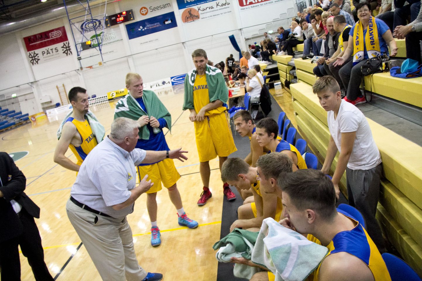Rakvere korvpalliklubi Tarvas peatreener Andres Sõber jagab meeskonnale õpetussõnu.