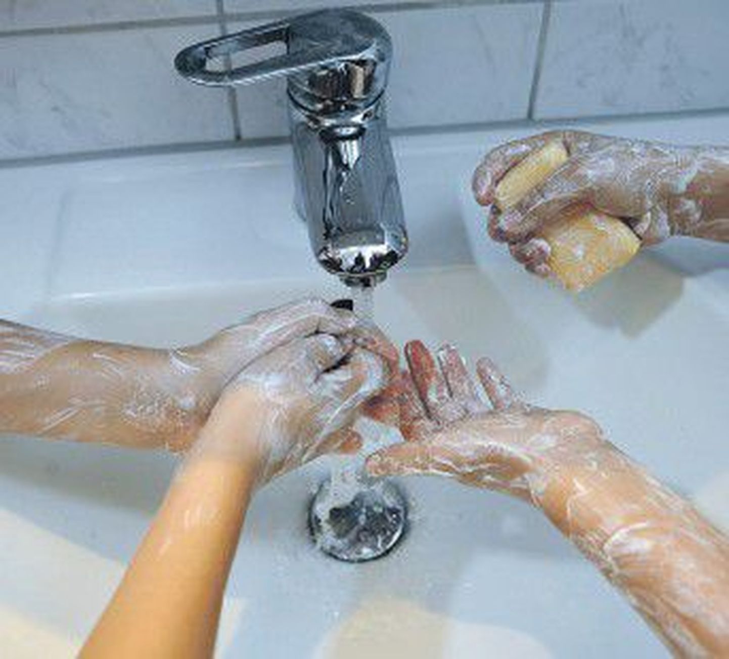 Мытье рук. Фото иллюстративное